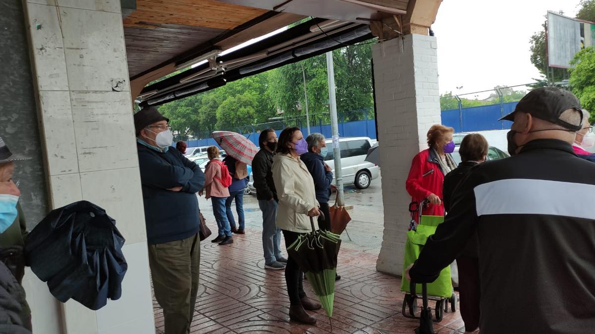 Concentración de vecinos para exigir mejoras en el barrio del Santuario.