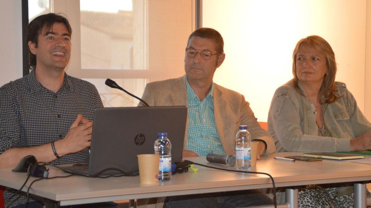 L’alcalde Salvi Güell amb la regidora Helena Solana i el consultor Marc Grijalvo