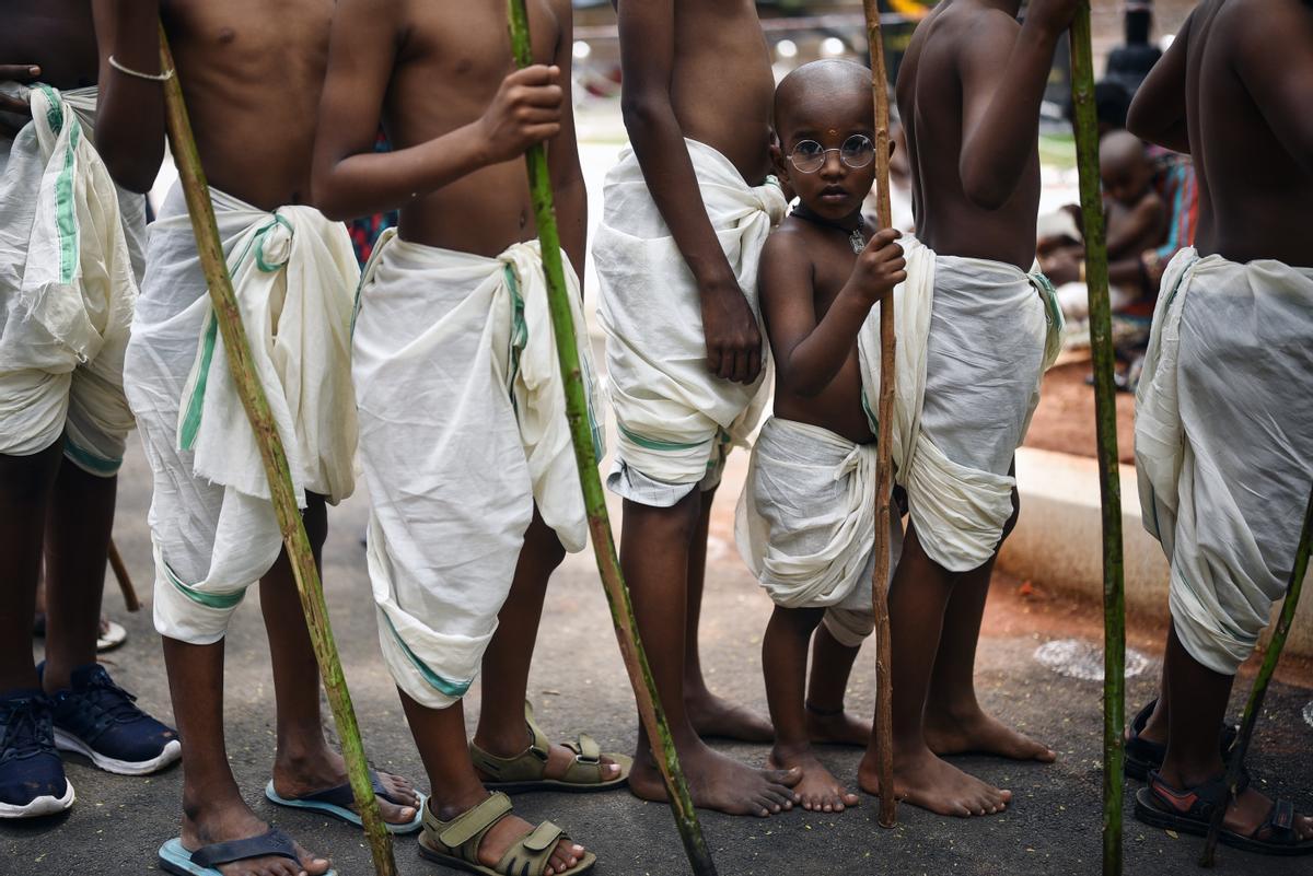 Niños se disfrazan de Mahatma Gandhi con motivo del 153 aniversario del nacimiento de Mohandas Karamchand Gandhi, considerado el Padre de la Nación en India, en el Museo Egmore, en Chennai, India