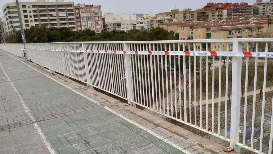 Cierran a los peatones la calzada norte del puente del Ferrocarril por trabajos de pintura