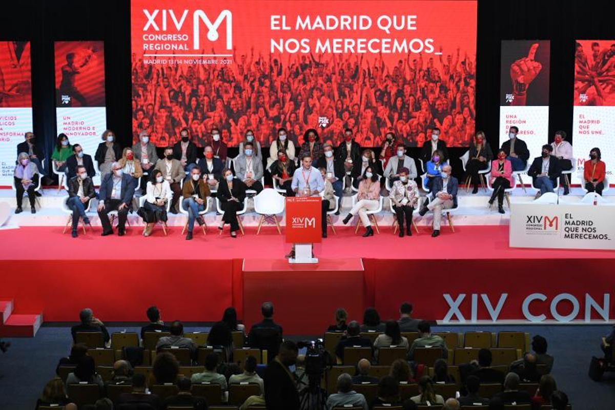 El secretario general del PSOE-M, Juan Lobato, interviene en la clausura del XIV Congreso Regional, con su nueva ejecutiva detrás, este 14 de noviembre de 2021, en Ifema, Madrid.