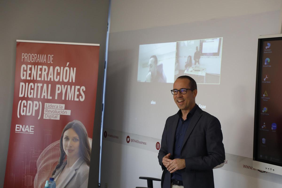 El profesor de uno de los programas impartiendo clase.