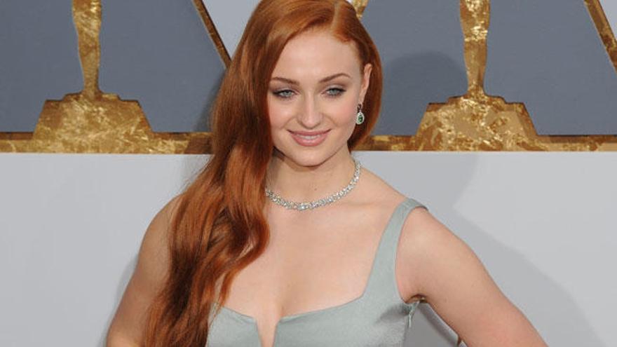 Sophie Turner en la alfombra roja de los Oscar 2016