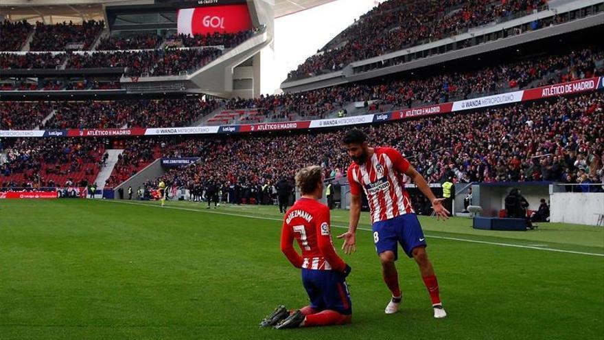 Griezmann pone la magia en un Atlético que no tira la toalla