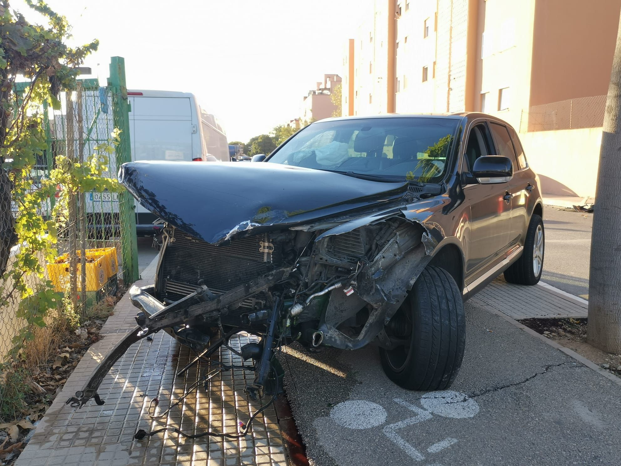 Tres hombres se escapan tras destrozar tres vehículos con su coche en Son Oliva