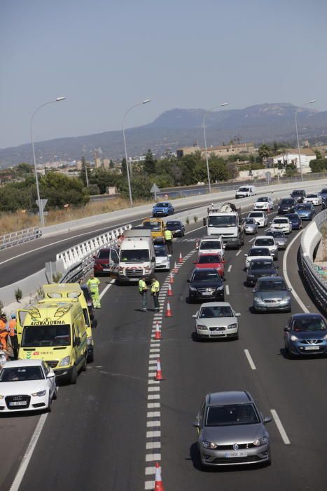 Gran atasco en la autopista del aeropuerto por una colisión en cadena