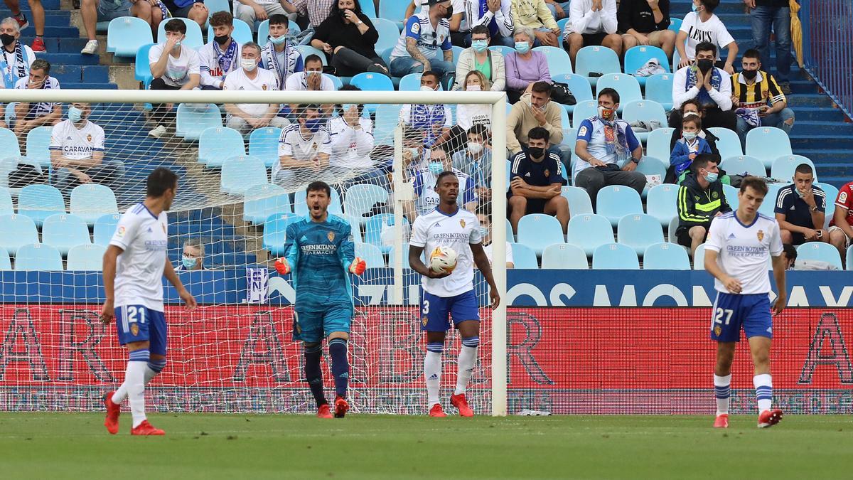 Cristian Álvarez arenga a sus compañeros después del tempranero 0-1 de la Real Sociedad.