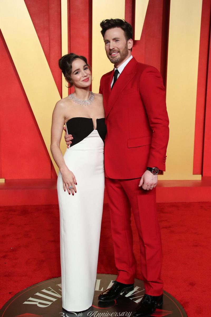Alba Baptista y Chris Evans en la fiesta post Oscars 2024 de Vanity Fair