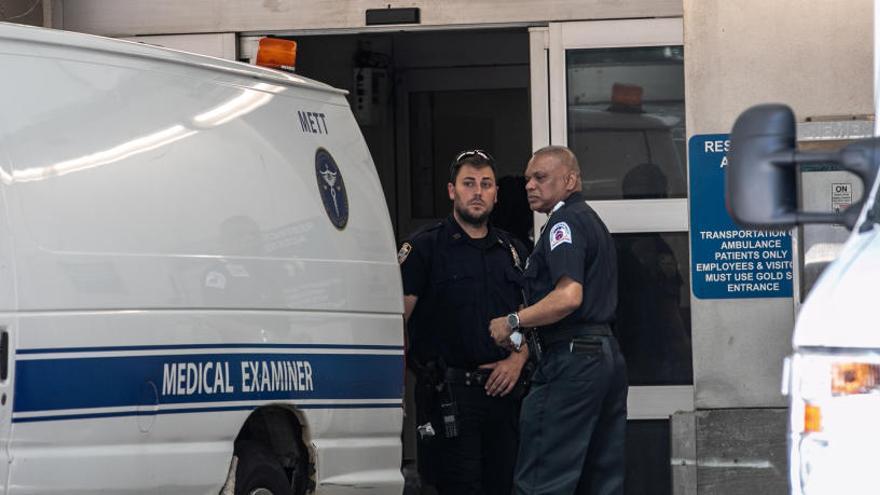 Dos policías a la salida del hospital al que trasladaron el cadáver.