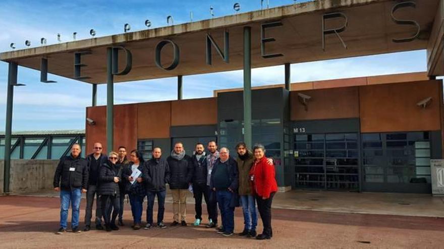 Membres de CCOO Catalunya fotografiats davant de la presó