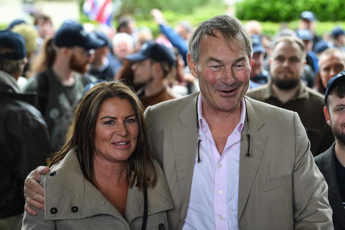 El líder del partido ultra Restore Britain, Rupert Lowe, posa con la candidata de la circunscripción de Makerfield, Rebecca Shepherd, durante la campaña.