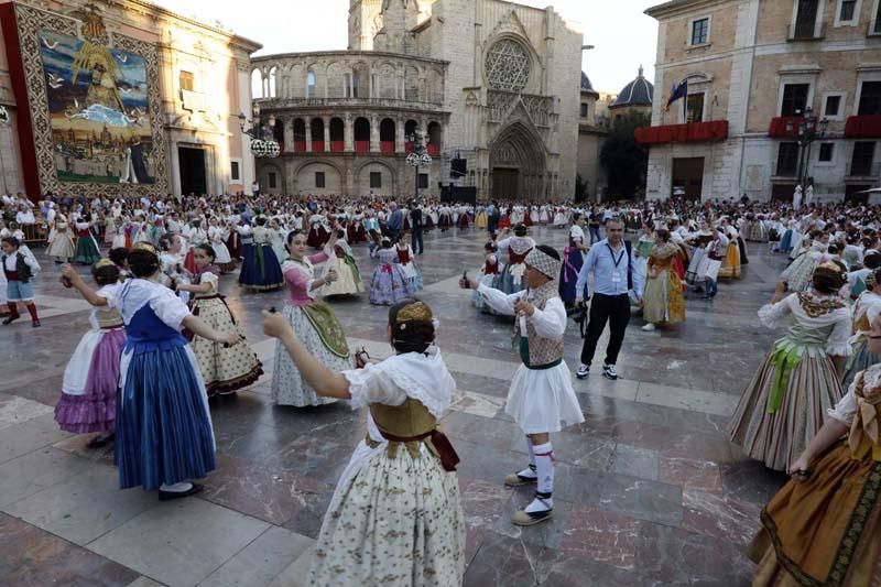 Dansà infantil en la plaza de la Virgen