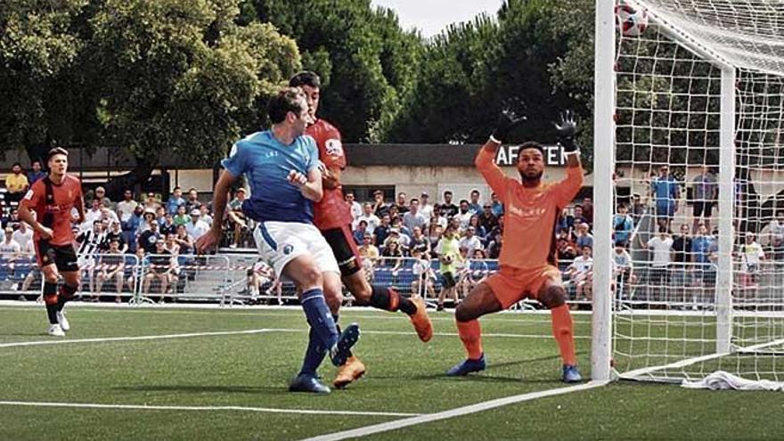 Imagen del gol de Cobos que supuso el 2-1 para el Las Rozas ayer frente al Mallorca B.