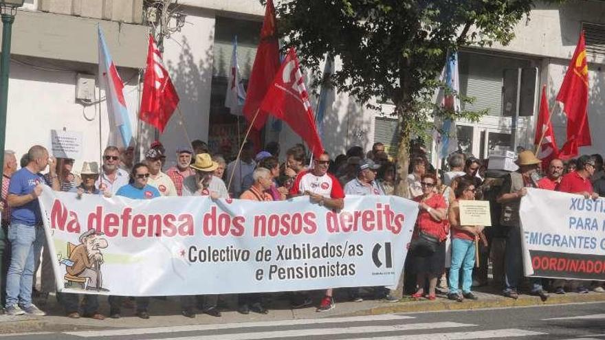 Pensionistas gallegos entregan 14.000 firmas en el Parlamento contra las reformas