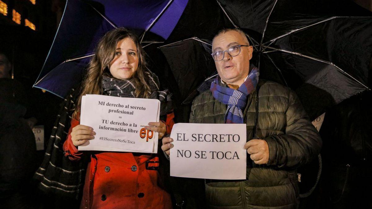 Los periodistas Blanca Pou y Kiko Mestre, en una protesta por la incautación de sus móviles.