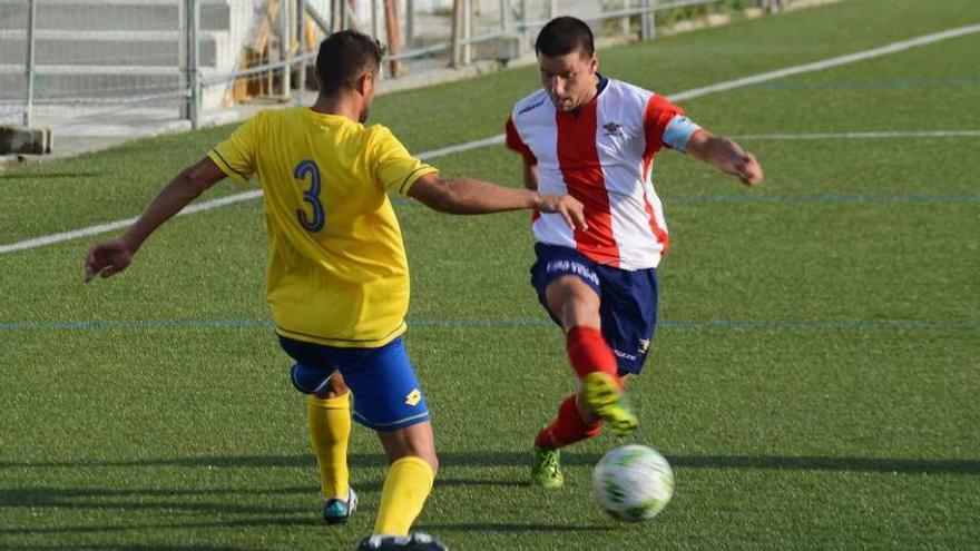 Castilla encara a un jugador del Dubra en el partido del sábado pasado. // Gonzalo Núñez