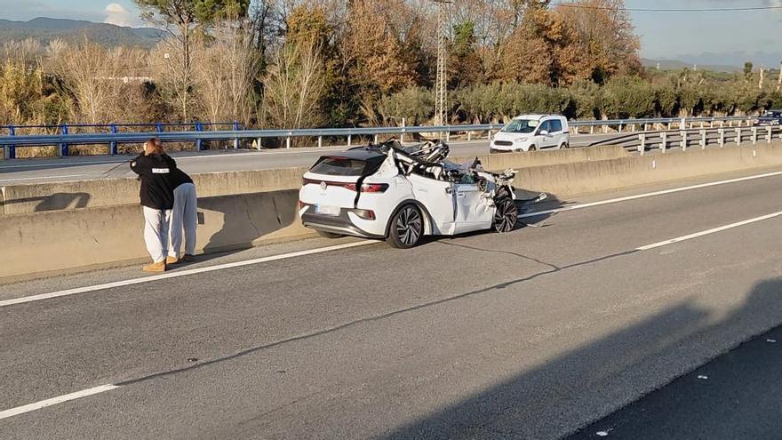 L'automòbil accidentat a l'AP-7, al pas per Sant Celoni (Vallès Oriental)