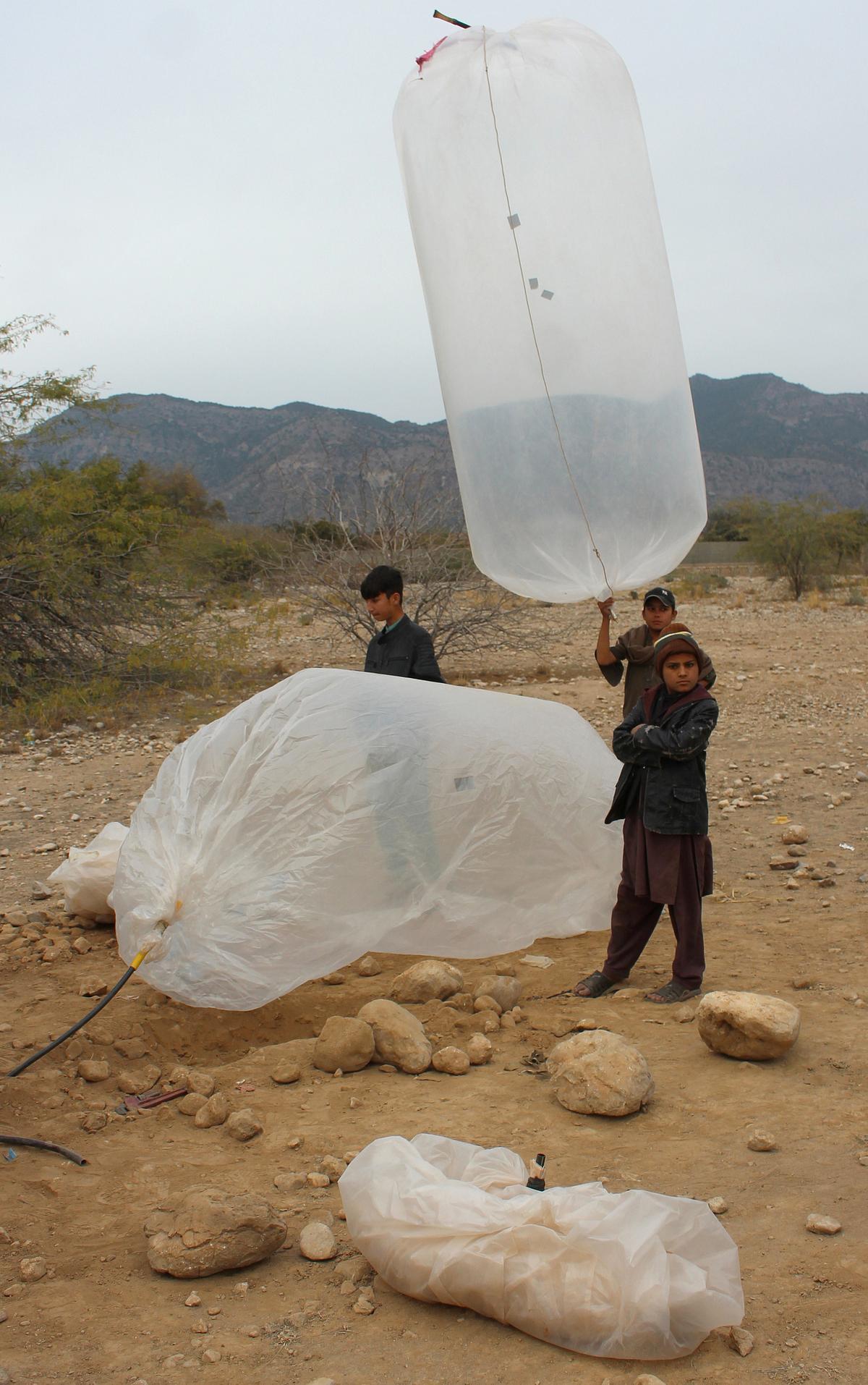 El peligro de transportar gas natural en bolsas de plástico, en Karak  (Pakistán) | FOTOS