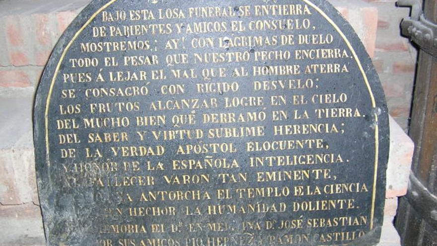 Lápida funeraria con el epitafio laudatorio que sus amigos dedicaron a José Sebastián Coll, rescatada por Javier Vila.
