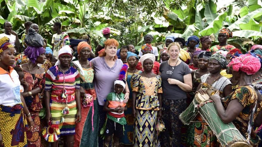 Rosa Arias,  Presidenta de Yirewa (derecha) y Manuela Ayuso (izquierda) junto a varias mujeres nativas de la zona. | Cedidas