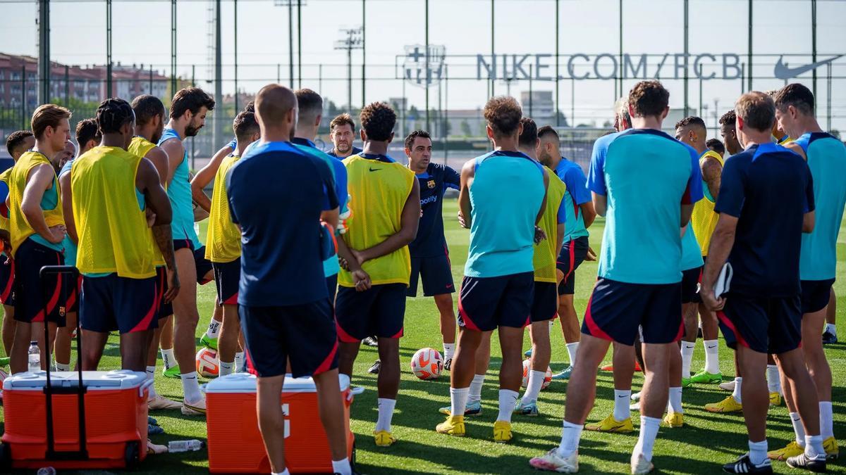 Xavi se dirige al grupo antes de comenzar la sesión.