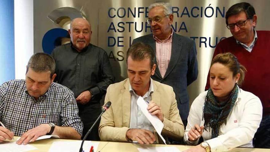 Por la izquierda, Hortensio Mortera (CC OO), Jeremías Dosantos, Daniel García Balbín (CAC-Asprocon), Serafín Abilio Martínez, Nerea Monroy (UGT) y Eduardo Donaire.