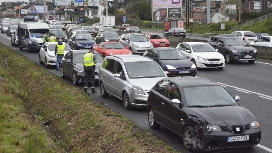 Los coches siniestrados, ayer, en Alfonso Molina.