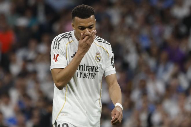 Mbappé no entrena a tres días del Bayern por molestias tras recibir puntos