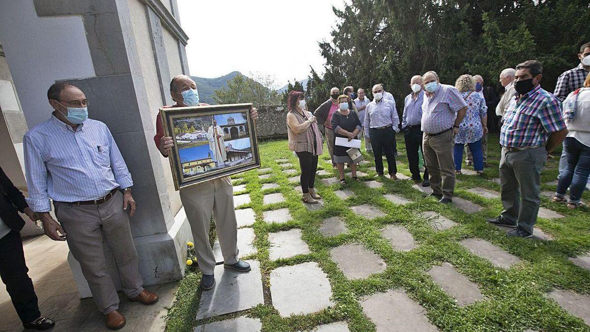 A la izquierda, don Dositeo Méndez, saliendo de la iglesia acompañado de un feligrés que sostiene su cuadro de regalo mientras el resto de asistentes al homenaje le esperaban fuera.