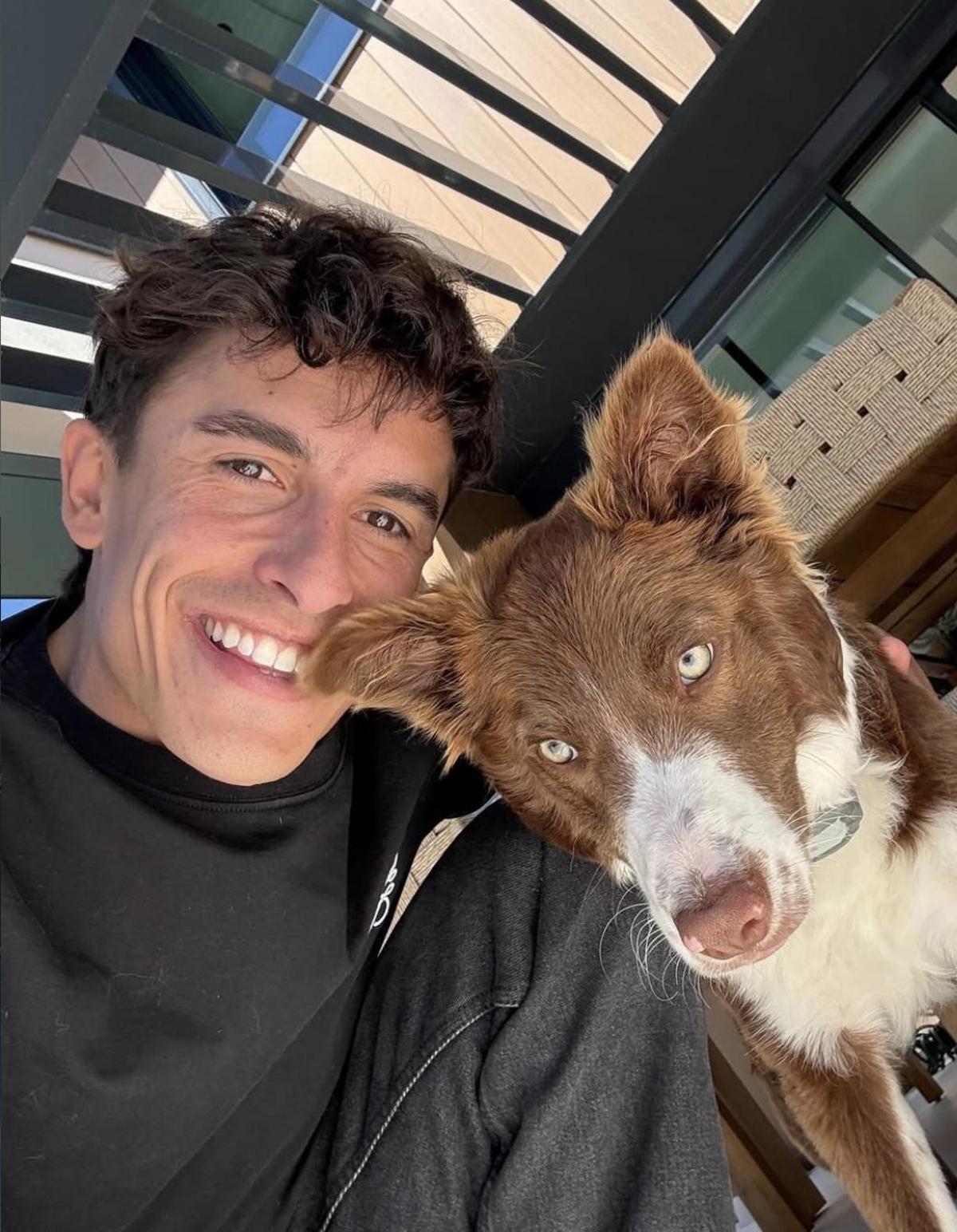 Marc Márquez posando con Turco