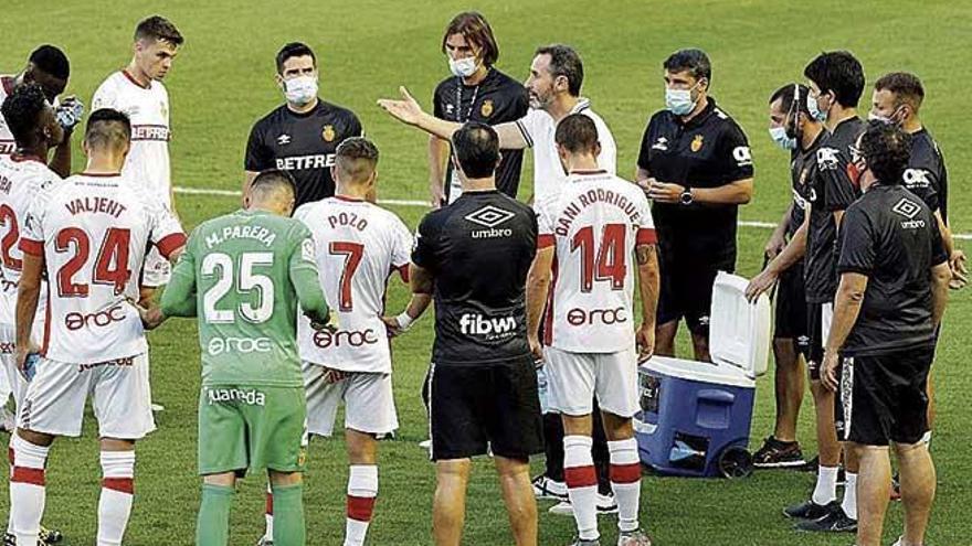 Moreno habla con sus jugadores durante una pausa.