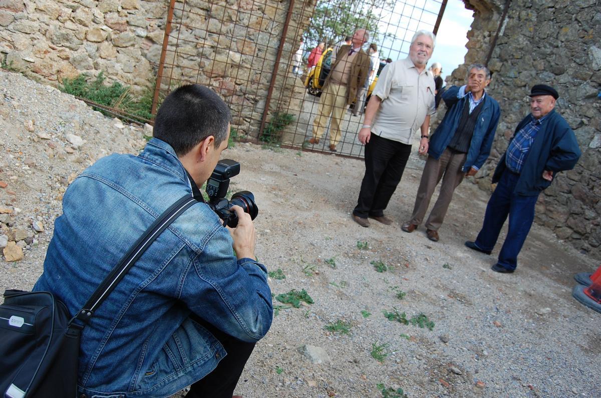 L'empresari castelloní amb uns amics a l'entrada del seu castell de Quermançó