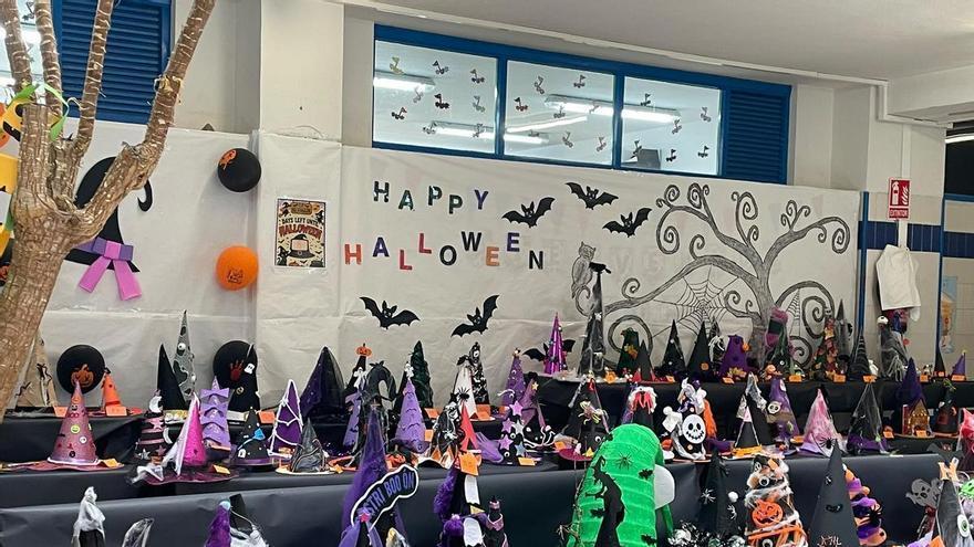 El colegio público El Vallín de Castrillón celebra Halloween con un concurso de sombreros de bruja