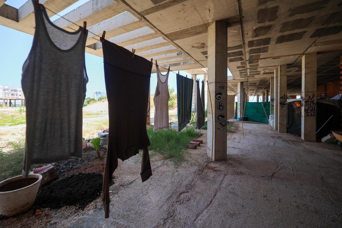 Ropa tendida en la planta baja.