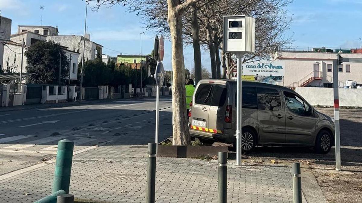 El radar instal·lat a l'entrada de Roses.