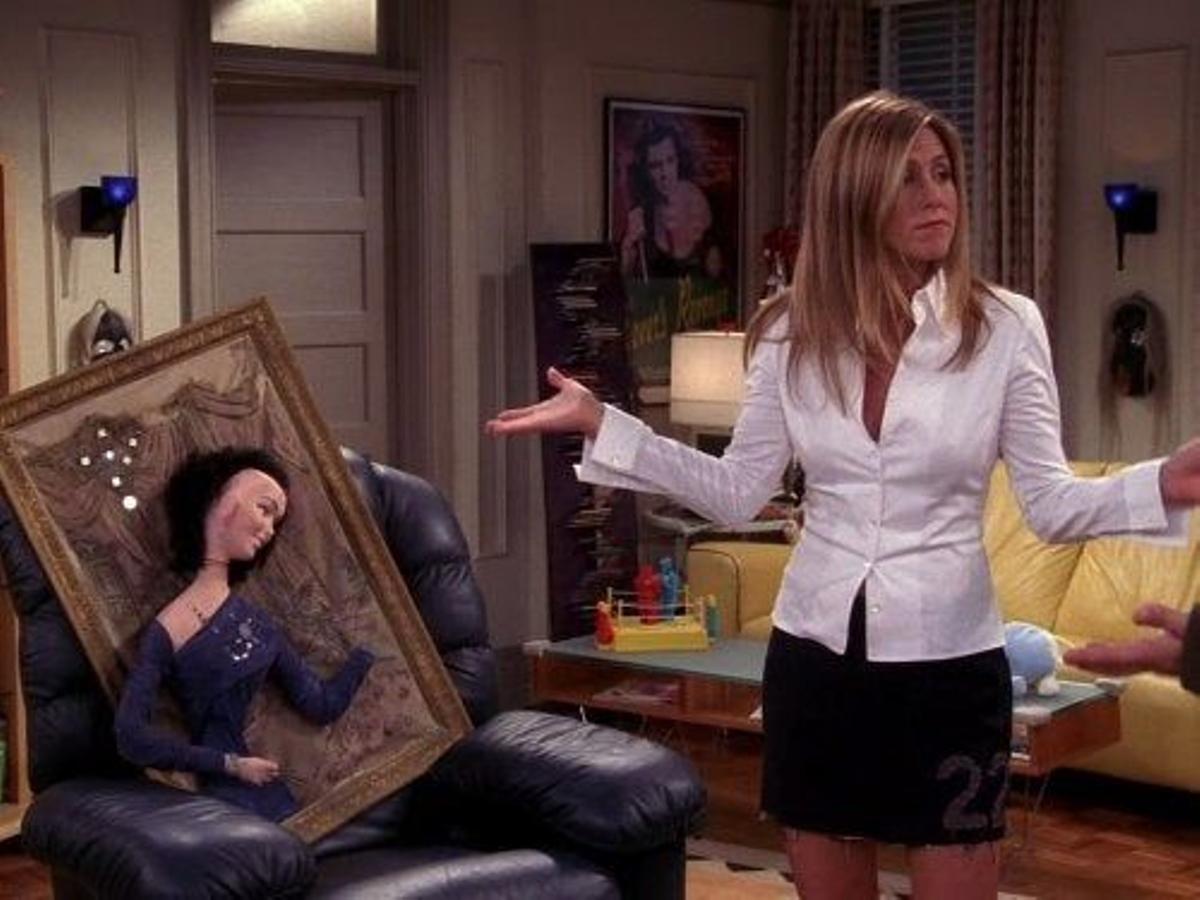Rachel Green en 'Friends': mini falda negra y camisa blanca