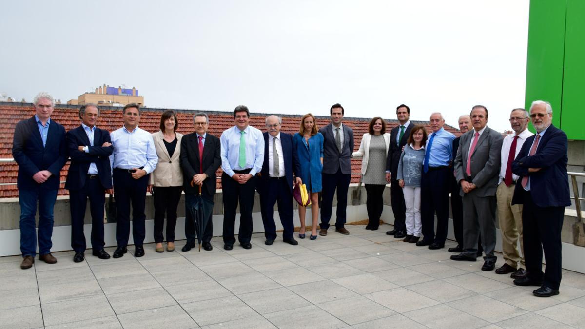 Los integrantes de la reunión del Consejo Asesor de la Airef en Barcelona.