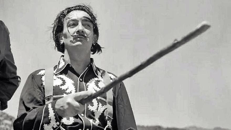 Dalí i el petit Joan, amb el trípode de Català-Roca