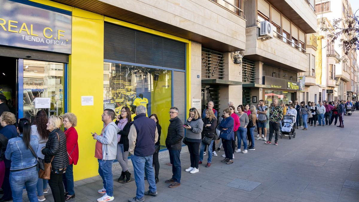 Largas colas en la venta de entradas para el 'Partido de las Leyendas'