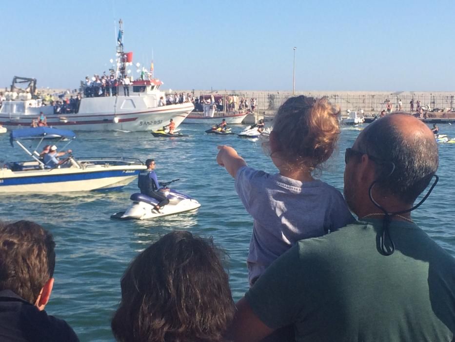 En Marbella, la Virgen del Carmen era embarcada en el puerto deportivo de La Bajadilla acompañada por multitud de barcas