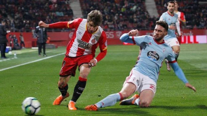 Portu prova d&#039;escapolir-se de Jonny, lateral del Celta de Vigo, dimarts passat a Montilivi.