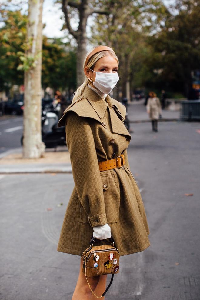 La 'it girl' alemana Leonie Hanne con mascarilla facial en la Semana de la Moda de París