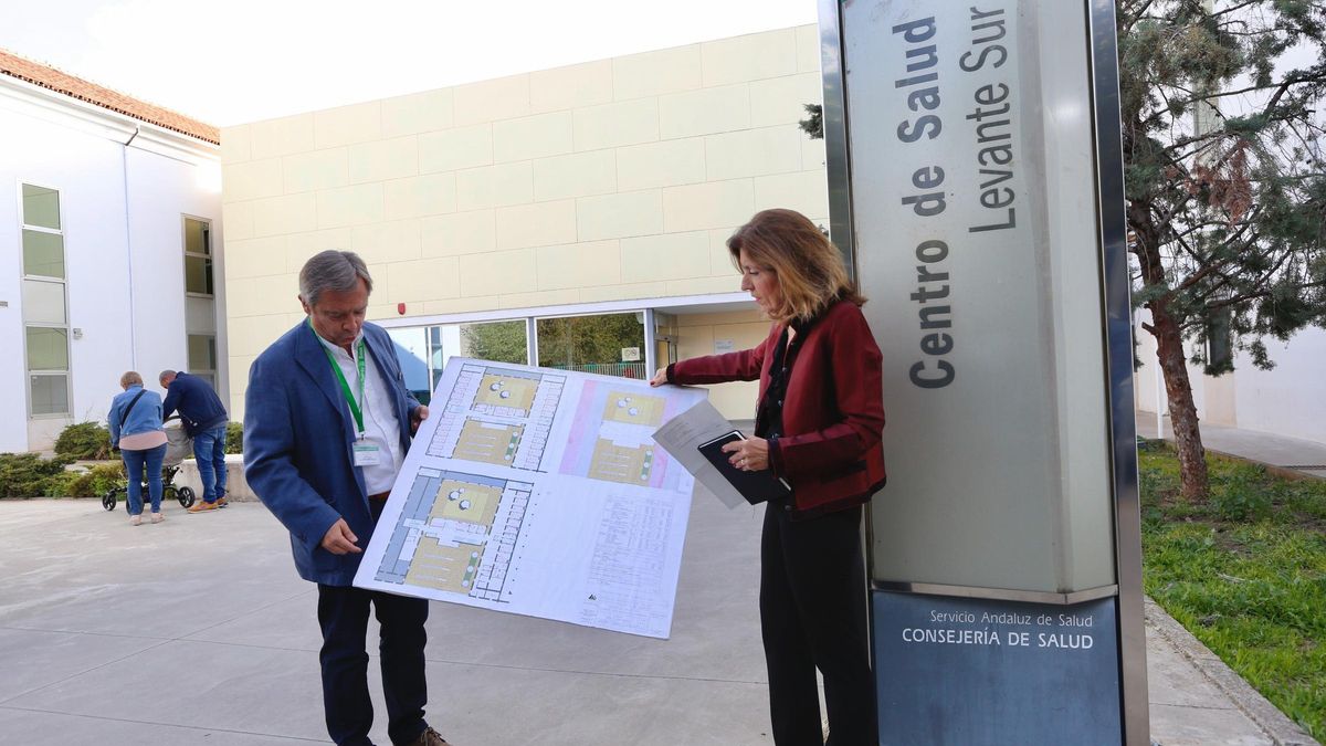 La delegada de Salud y Consumo, María Jesús Botella, y el director del distrito Córdoba Guadalquivir, Francisco Javier Fonseca, con los planos del tercer punto de urgencias.