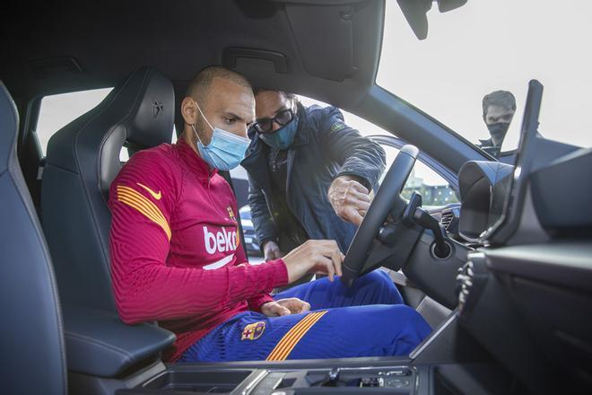 Martin Braithwaite personaliza su nuevo Cupra, coche oficial del FC Barcelona, durante un un evento organizado por la marca en la Ciutat Esportiva Joan Gamper.