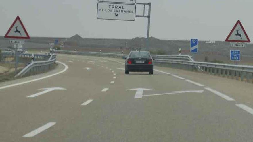 Señalización vertical en una carretera de la provincia.