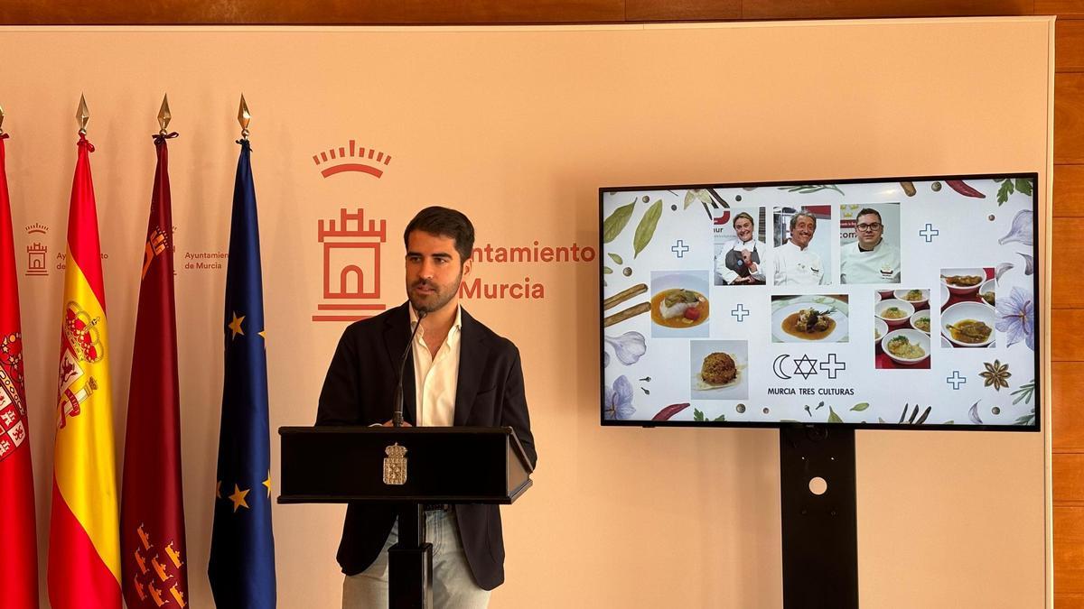 El concejal de Cultura e Identidad, Diego Avilés, presenta los eventos gastrómicos del festival Murcia Tres Culturas.