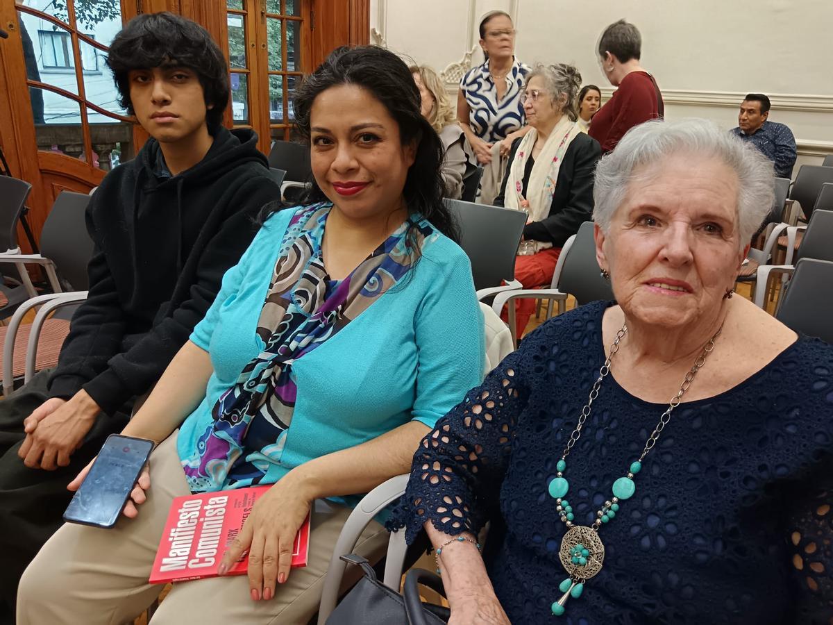 Aída Pérez con su hija María Eva Luna Pérez y su nieto Miguel, en el Ateneo Español de México