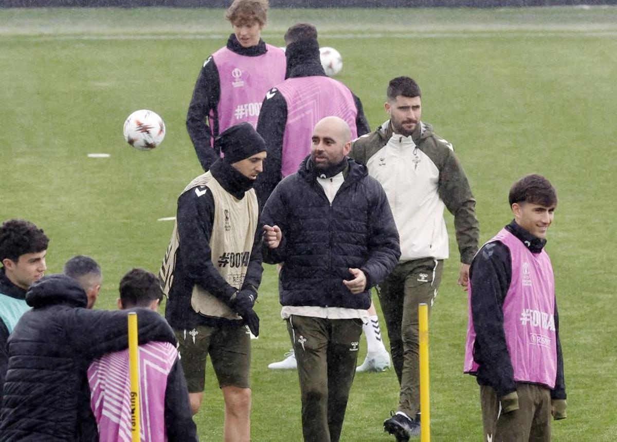 Matías Vecino charla con Giráldez durante un entrenamiento. | MARTA G. BREA