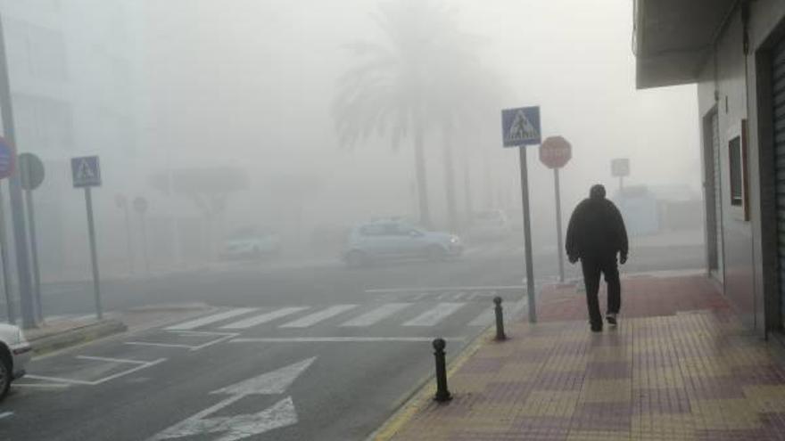 La densa niebla sorprende en el litoral valenciano y  se mantendrá el día de hoy