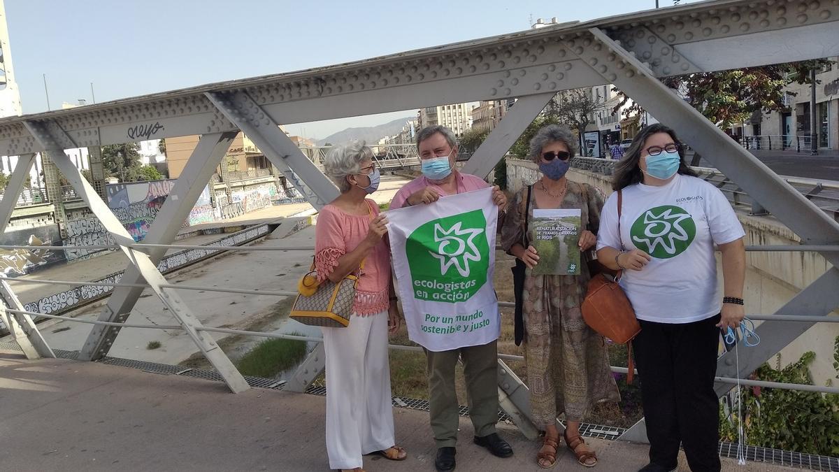 Rueda de prensa de Ecologistas en Acción este martes junto al Guadalmedina.